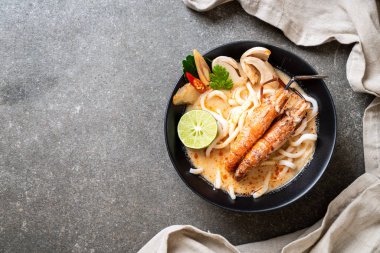 Baharatlı karides udon ramen noodle (Tom Yum Goong) - Japon füzyon gıda tarzı