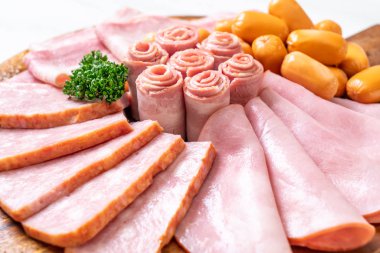 pastırma, sosis, jambon füme ve barbekü pastırma ahşap tahta üzerinde