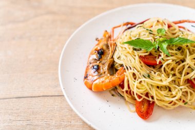 ızgara karides ve domates - İtalyan Füzyon gıda tarzı ile tavada kızartılmış spagetti