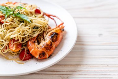 ızgara karides ve domates - İtalyan Füzyon gıda tarzı ile tavada kızartılmış spagetti
