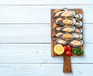 malzemelerle ahşap tahta üzerinde taze midye