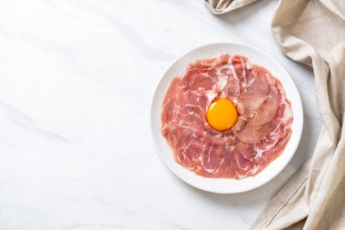 taze dilimlenmiş domuz ham yumurta pişirme veya shabu shabu ve sukiyaki yapma ile