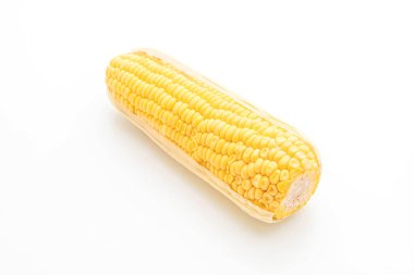 Beyaz arkaplanda izole edilmiş taze mısır