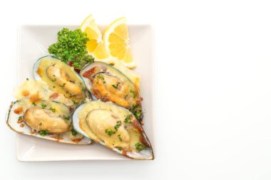 Beyaz arka plan üzerinde izole peynir pişmiş taze midye