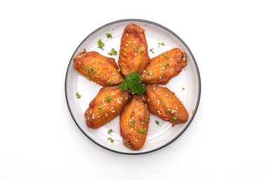 pişmiş Barbekü tavuk kanadı ile Beyaz Susam beyaz arka plan üzerinde izole