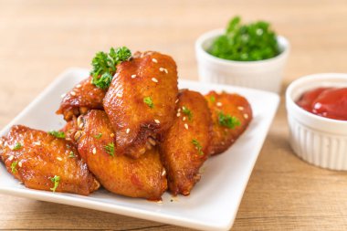 Beyaz susamlı ızgara tavuk kanadı.