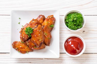 Beyaz susamlı ızgara tavuk kanadı.