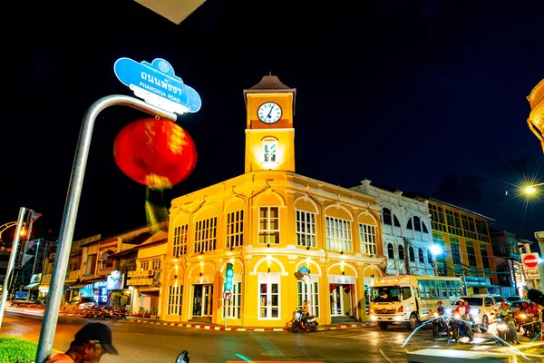 Phuket, Tayland, 18 Nisan 2018: Çin Portekiz tarzı eski binalar ile eski şehir Phuket Tayland Phuket çok ünlü bir turistik yer.
