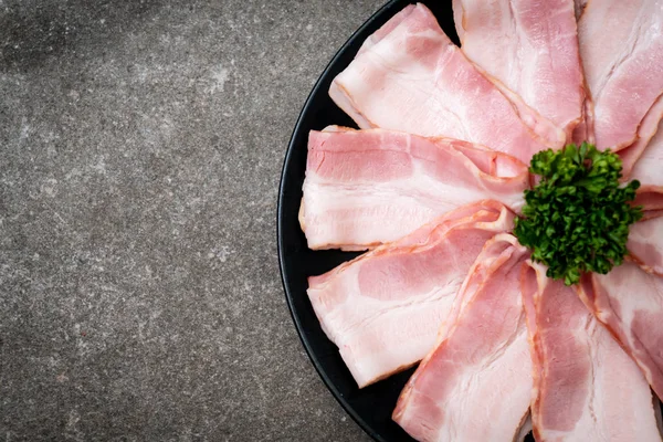 Çiğ domuz pastırma tabağa dilimlenmiş