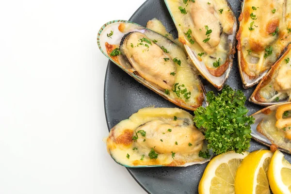 Mejillón Fresco Horno Con Queso Aislado Sobre Fondo Blanco — Foto de Stock