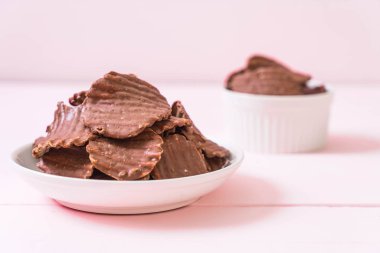 patates cipsi çikolata plaka üzerinde