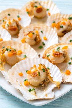 Kızarmış deniz tarağı, tereyağı ve sarımsak.