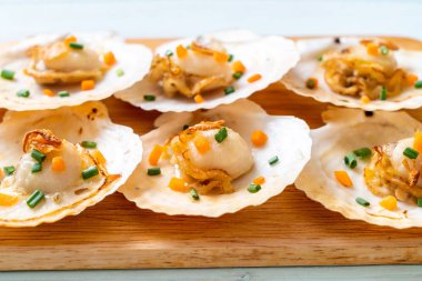 Kızarmış deniz tarağı, tereyağı ve sarımsak.