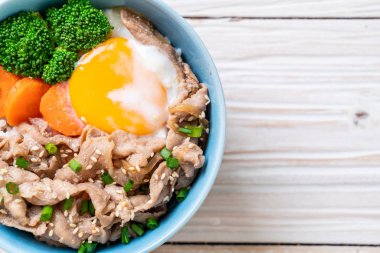 Donburi, domuz eti Pilav kasesi onsen yumurta ve sebze - Japon gıda tarzı