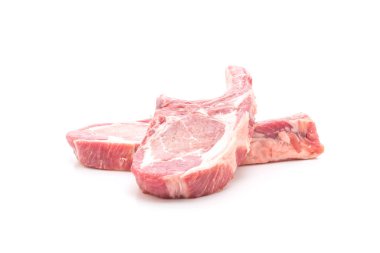 Beyaz arka plan üzerinde izole pirzola çiğ