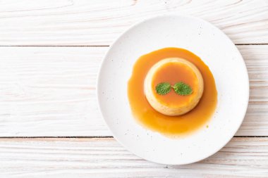 Naneli ev yapımı karamel kremalı puding.