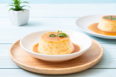 Naneli ev yapımı karamel kremalı puding.