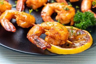 Limon - deniz ürünleri tarzı ile ızgara kaplan karides şiş