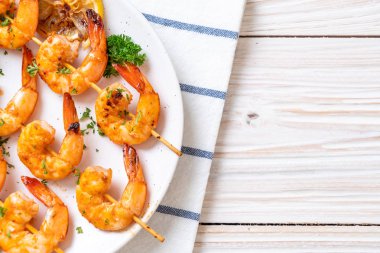 Limon - deniz ürünleri tarzı ile ızgara kaplan karides şiş