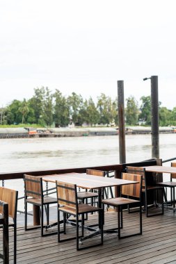 boş ahşap yemek masası ve sandalye restoran ve kafe