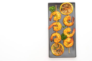 Beyaz arka plan üzerinde izole limon ile ızgara kaplan karides şiş