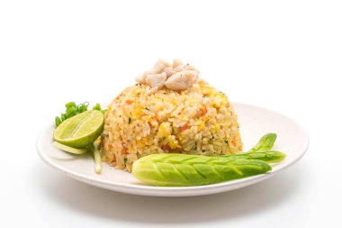 Beyaz arka plan üzerinde izole Yengeç kızarmış pilav