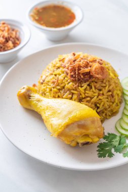 Tavuk - Müslüman gıda tarzı ile Müslüman sarı pirinç