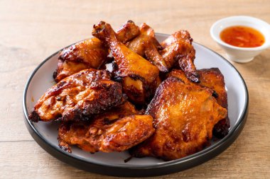 Masada ızgara ve ızgara tavuk.