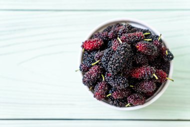 ahşap masa taze dut kase