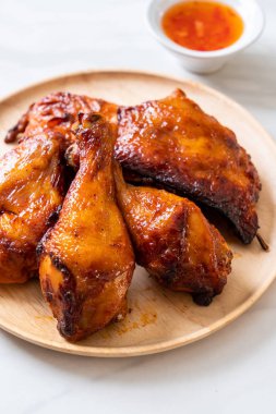 Masada ızgara ve ızgara tavuk.