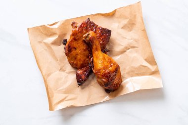 Masada ızgara ve ızgara tavuk.