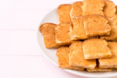 tost sarımsak ekmek plaka üzerinde