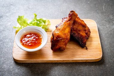 Masada ızgara ve ızgara tavuk.