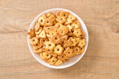 Kahveli bisküvi krakeri.