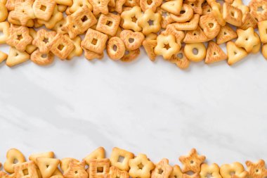 Kahveli bisküvi krakeri.