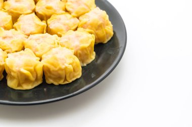 Karides Çince buğulanmış beyaz arka plan üzerinde izole hamur tatlısı