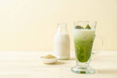 Matcha yeşil çay buzlu cam sütlü