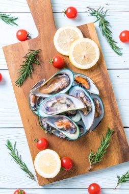 malzemelerle ahşap tahta üzerinde taze midye