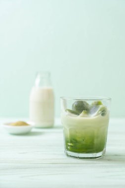 Matcha yeşil çay buzlu cam sütlü