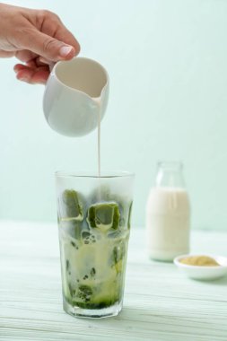 Matcha yeşil çay buzlu cam sütlü