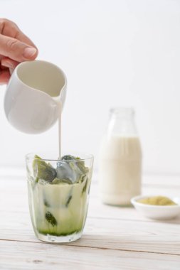 Matcha yeşil çay buzlu cam sütlü