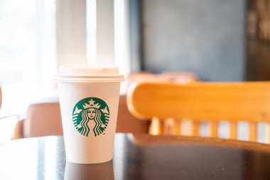 Bangkok, Tayland - 29 Haziran 2018: Starbucks sıcak içecek kahve sahibi Starbuck kafede masada ile.