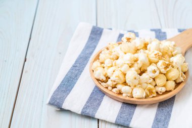 ahşap arka plan üzerinde tatlı patlamış mısır