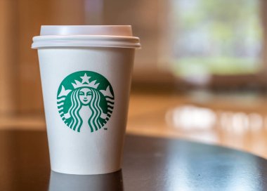 Bangkok, Tayland - 29 Haziran 2018: Starbucks sıcak içecek kahve sahibi Starbuck kafede masada ile.