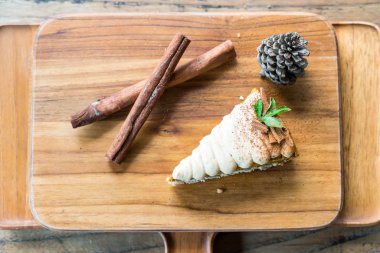 kabak pasta kek ahşap plaka üzerinde