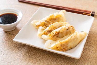 Japon gyoza 'sı ya da soya soslu hamur tatlısı.