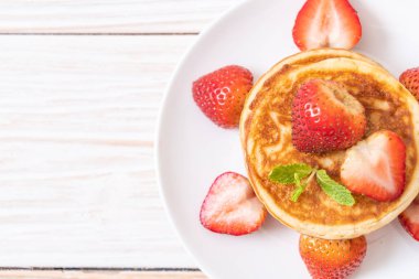 taze çilek ile sufle gözleme