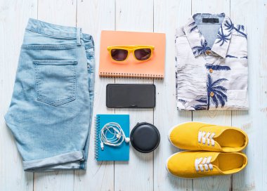 Gezgin, yaz tatili ahşap arka plan üzerinde erkek casual kıyafetler