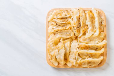 Japon gyoza 'sı ya da soya soslu hamur tatlısı.