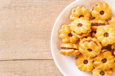 Hindistan cevizli bisküvi ve ananas reçeli.